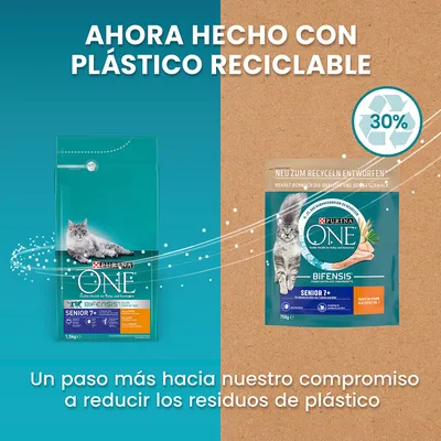 Purina ONE Bifensis Senior 7+ para gatos, envases con 30 % plástico reciclable. Texto: Ahora hecho con plástico reciclable. Un paso más hacia nuestro compromiso a reducir los residuos de plástico.