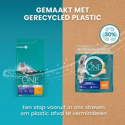 Gemaakt met gerecycled plastic. Purina ONE Bifensis Senior 7+ kattenvoer, verpakking toont 30% recycle-symbool. Een stap vooruit in ons streven om plastic afval te verminderen.