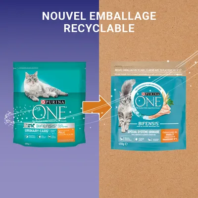 PURINA ONE BIFENSIS Urinary Care kattefoder 450 g, før og efter: nyt genanvendeligt emballage. Tekst: NOUVEL EMBALLAGE RECYCLABLE. Synlig kat på begge pakker.