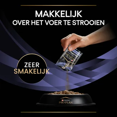 Hand strooit Purina Pro Plan poeder over voer in zwarte bak. Tekst: 'Makkelijk over het voer te strooien', 'Zeer smakelijk'.