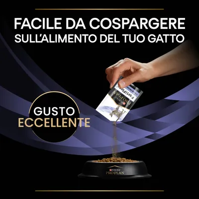 Testo: Facile da cospargere sull’alimento del tuo gatto. Gusto eccellente. Mano versa Purina Pro Plan FortiFlora su crocchette in ciotola nera Purina Pro Plan.