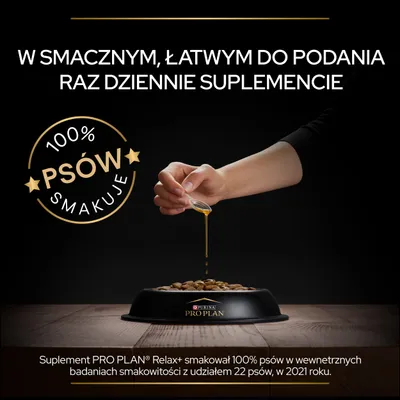 Tekst: W smacznym, łatwym do podania raz dziennie suplemencie. 100% psów smakuje. PURINA PRO PLAN na misce z karmą, ręka polewa suplement. Informacja o badaniu smakowitości 2021.