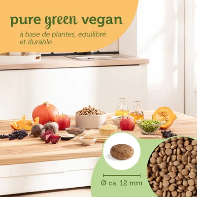 pure green vegan, à base de plantes, équilibré et durable. Ingrédients visibles : courge, pommes, raisins, betteraves, céréales, huiles, croquettes diamètre env. 12 mm.