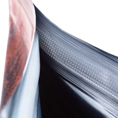 Zbliżenie na plastikowe zamknięcie strunowe opakowania, widoczna faktura i mechanizm szczelnego zamykania.