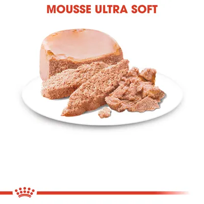 Mousse Ultra Soft, alimento umido per animali su piatto bianco, consistenza morbida visibile. Testo in alto: Mousse Ultra Soft.