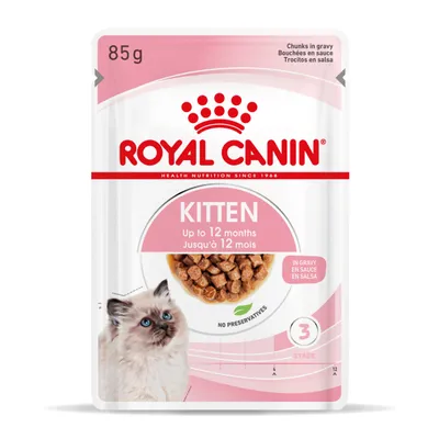 ROYAL CANIN Kitten, 85 g, kawałki w sosie, dla kociąt do 12 miesięcy. Widoczny kot i miska z karmą. Napis: no preservatives, stage 3.