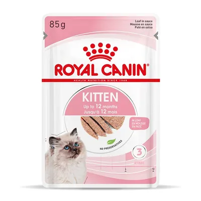 Sachet Royal Canin Kitten 85 g, jusqu’à 12 mois, en mousse en sauce, sans conservateurs, photo d’un chaton et pâtée visible sur l’emballage. Texte en anglais et français.