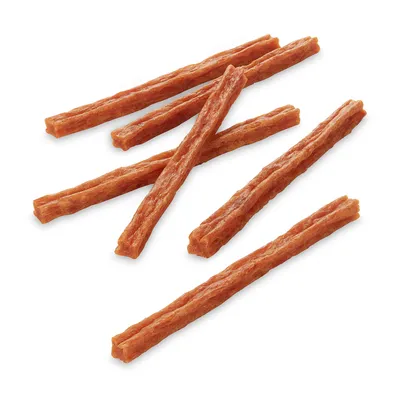 Više izduženih, smeđih žvakaćih grickalica u obliku štapića, pogodno kao poslastica ili snack za kućne ljubimce.