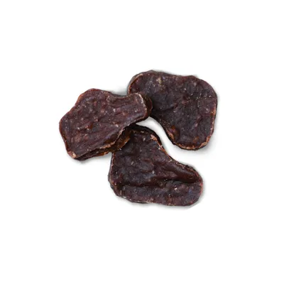 Dunkle, getrocknete Fleischstücke in unregelmässiger Form, geeignet als Snack oder Belohnung für Haustiere.