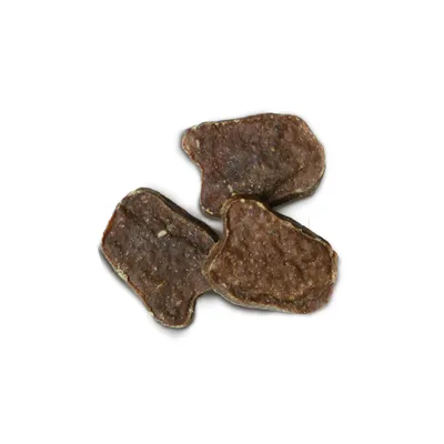 Trei gustări maro, asemănătoare cărnii, cu formă neregulată, potrivite ca recompensă sau supliment pentru animale de companie.