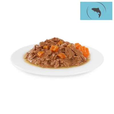 Närbild av våtfoder med köttbitar och morötter på en vit tallrik. Blå symbol med fisk uppe till höger.