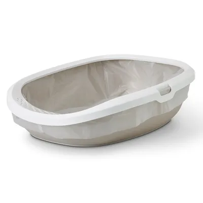 Bac à litière ovale en plastique beige avec rebord blanc et sac de protection transparent installé à l’intérieur, sans marque visible.