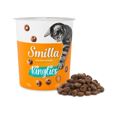 Smilla Ringlies, Katzenfutter mit Präbiotika. Made in Germany. Abgebildet: Verpackung und braune ringförmige Kroketten.