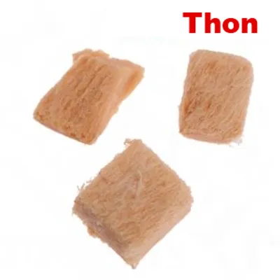 Morceaux de thon visibles, texte rouge « Thon » en haut à droite. Aliment ou friandise pour animaux présenté en cubes.