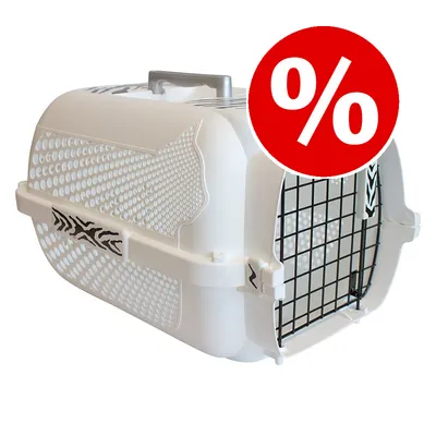 Transportín blanco de plástico con puerta de rejilla metálica y asa superior. Círculo rojo con símbolo de porcentaje, indicando oferta o descuento visible en la imagen.