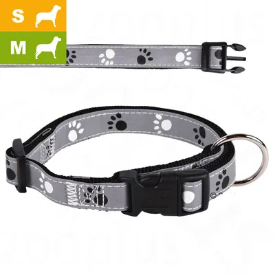 Collier pour chien tailles S et M, motif pattes noires et blanches sur fond gris, boucle en métal argenté et fermeture plastique noire visible.