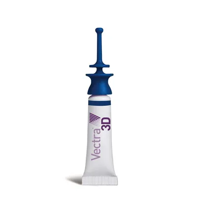 Plastová pipeta s nápisem Vectra 3D na bílém podkladu, modrý uzávěr.