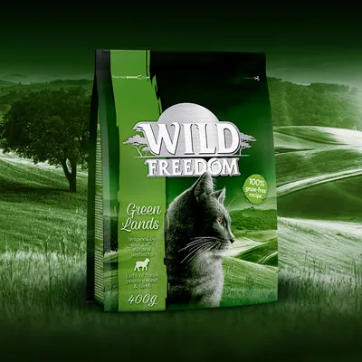 Pachet hrană pentru pisici Wild Freedom Green Lands, 400g, text vizibil: 100% grain-free recipe, lots of fresh poultry meat & lamb, imagine cu pisică și peisaj verde.