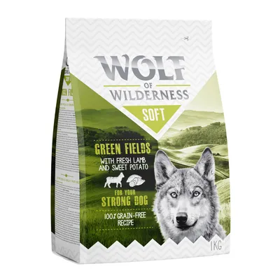Wolf of Wilderness Soft Green Fields koiranruoka, 1 kg. Tekstit: with fresh lamb and sweet potato, for your strong dog, 100% grain-free recipe. Pakkauksessa vihreä maisema ja suden korvat.