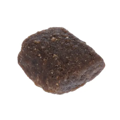 En kos rjave suhe hrane za hišne ljubljenčke v obliki kvadra, brez vidnih oznak ali embalaže.