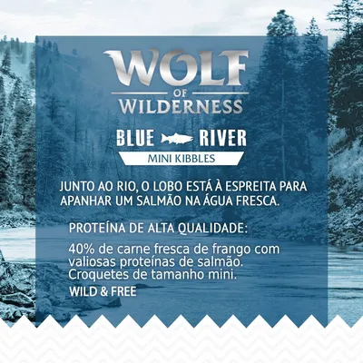 Wolf of Wilderness Blue River Mini Kibbles. 40% de carne fresca de frango com proteínas de salmão. Croquetes de tamanho mini. Wild & Free. Texto em inglês e português visível na imagem.