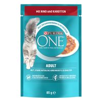 Purina ONE ADULT, 85 g, con manzo e carote. Immagine di un gatto grigio e piatto con bocconcini in salsa.