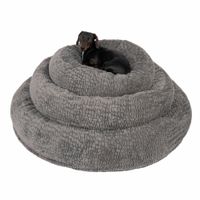 Letto per cani rotondo grigio con texture morbida. Un cane di piccola taglia vi riposa.