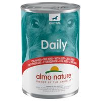 Scatola Almo Nature Daily per cane adulto, con manzo. Testo visibile: 'ADULT DOG', 'Daily', 'con manzo', 'almo nature OWNED BY THE ANIMALS'.