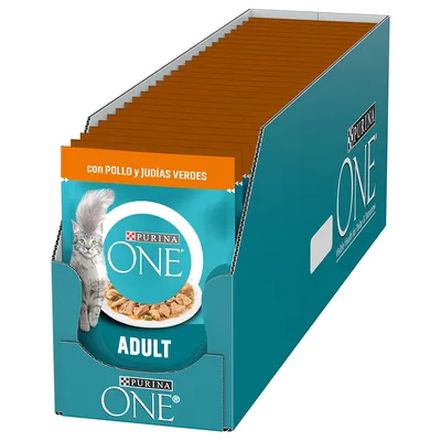 Caja expositora de sobres Purina ONE Adult para gatos, con texto visible: 'con pollo y judías verdes'. Imagen de un gato y plato de comida en el envase.