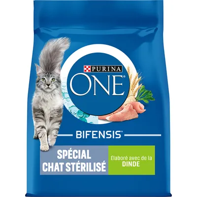 Purina ONE Bifensis kattenvoer, tekst: Spécial Chat Stérilisé, Élaboré avec de la Dinde. Afbeelding van een kat, kalkoenstukjes, graan en kruiden op blauwe verpakking.