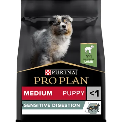 Συσκευασία Purina Pro Plan Medium Puppy Sensitive Digestion. Εμφανίζεται κουτάβι, ένδειξη No1 ingredient lamb και αγγλικά κείμενα: MEDIUM, PUPPY <1, SENSITIVE DIGESTION.
