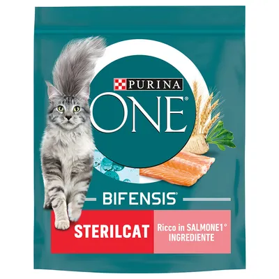Confezione Purina ONE Bifensis Sterilcat, visibile scritta 'Ricco in SALMONE 1° INGREDIENTE', immagine di gatto, salmone, cereali e foglia verde.