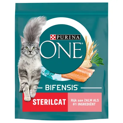 Purina ONE Bifensis Sterilcat kattenvoer, rijk aan zalm als #1 ingrediënt. Afbeelding van een kat, zalm, graan en peterselie op de verpakking.