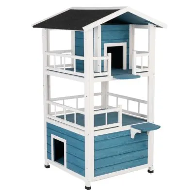 Casetta per animali a tre piani in legno azzurro e bianco con tetto spiovente nero, ingressi su ogni livello e terrazze recintate visibili.