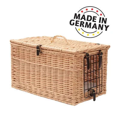 Přepravní box z pleteného dřeva s kovovými mřížkovými dvířky a uzávěry. Text: Made in Germany.
