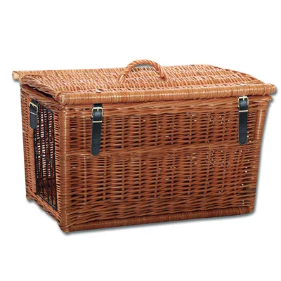 Плетен транспортен кош с капак, дръжка и две черни закопчалки, странична метална решетка. Видим материал: ракита и метал. Плетен транспортен кош с капак, дръжка и две черни закопчалки, странична метална решетка. Видим материал: ракита и метал.