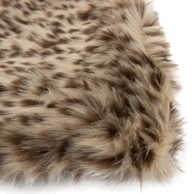 Detailní záběr na hnědo-béžový umělý kožíšek s leopardím vzorem, vhodný pro produkty pro domácí mazlíčky jako pelíšky nebo deky.