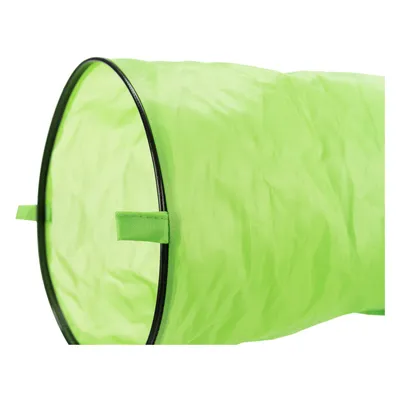 Tunnel da gioco verde in tessuto con anelli neri robusti alle estremità, adatto per pet.