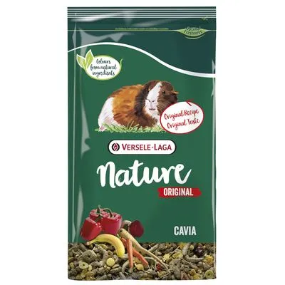 Versele-Laga Nature Original Cavia, afbeelding van cavia, groenten en voer. Tekst: 'Original Recipe Original Taste', 'colours from natural ingredients'.
