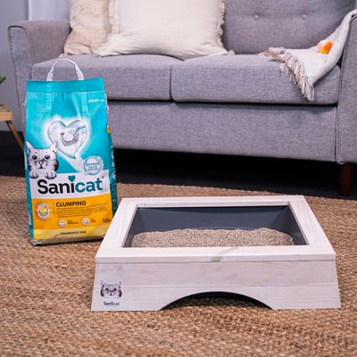 Sanicat Clumping macskaalom, 10 l, illatmentes, oxigénkontrollal. Egy fa macskaalomdoboz szürke betéttel mellett látható.