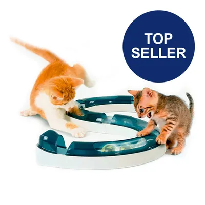 Zwei Katzen spielen mit einem interaktiven Spielzeug aus weißen und blauen Elementen. Kreisförmiges Design mit beweglichem Ball. Text im Bild: 'Top Seller'.