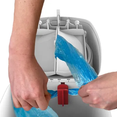 Instruções para usar um saco de lixo num recipiente de resíduos. Mãos puxam um saco azul através de um suporte vermelho dentro do recipiente.