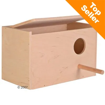 Nichoir en bois clair avec perchoir, ouverture ronde à l’avant et couvercle partiellement ouvert. Texte visible : Top Seller en haut à droite sur fond orange.