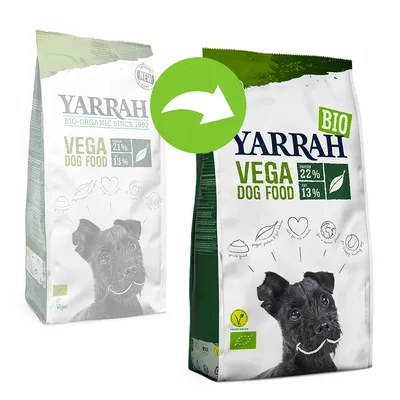 Yarrah Vega Dog Food -koiranruokapakkausten uudistus: vanha ja uusi pakkaus. Uudessa pakkauksessa tekstit 'BIO', 'proteiinia 22 %', 'rasvaa 13 %', vegaanimerkki ja EU-luomumerkki.