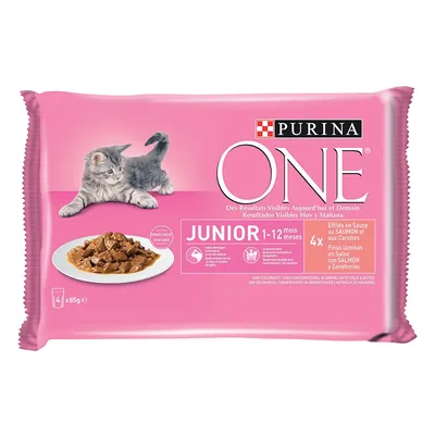 Balení Purina ONE Junior 1–12 měsíců, 4×85 g kapsičky pro koťata s lososem a mrkví. Na obalu obrázek kotěte a misky s krmivem. Text ve francouzštině a španělštině.