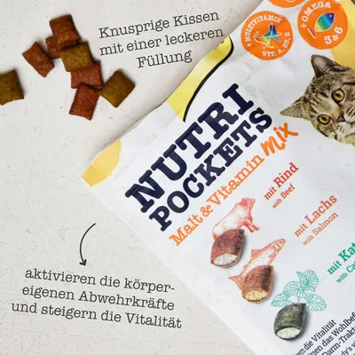 NUTRI POCKETS Malt & Vitamin mix, avec illustrations de bœuf, saumon et chat. Texte en allemand : « Knusprige Kissen mit einer leckeren Füllung » et bienfaits sur la vitalité.