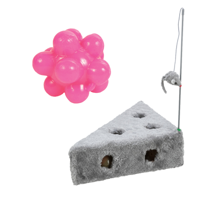 Lot de jouets pour chat : bloc gris en forme de fromage avec trous, canne à souris grise et balle rose. Symbole de réduction en haut à droite.