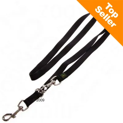 Sort hundesnor i nylon med metal karabinhage, mærket 'Top Seller' i orange hjørne. Lille grøn etiket synlig på snoren.
