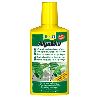 Tetra AlguMin algmedel, text på flera språk: 'Effectively combats all types of algae', 'Improved formula', bilder på växter, information om förebyggande och snabb effekt.