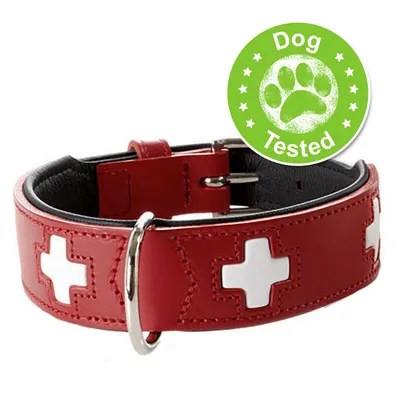 Rødt hundehalsbånd med hvide korsmotiver og grønt 'Dog Tested'-segl med poteaftryk.